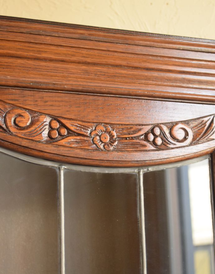 アンティークのキャビネット　アンティーク家具　ステンドグラス入りの英国のアンティークブックケース（本棚）。繊細な彫が入った木製の装飾です。(q-627-f)