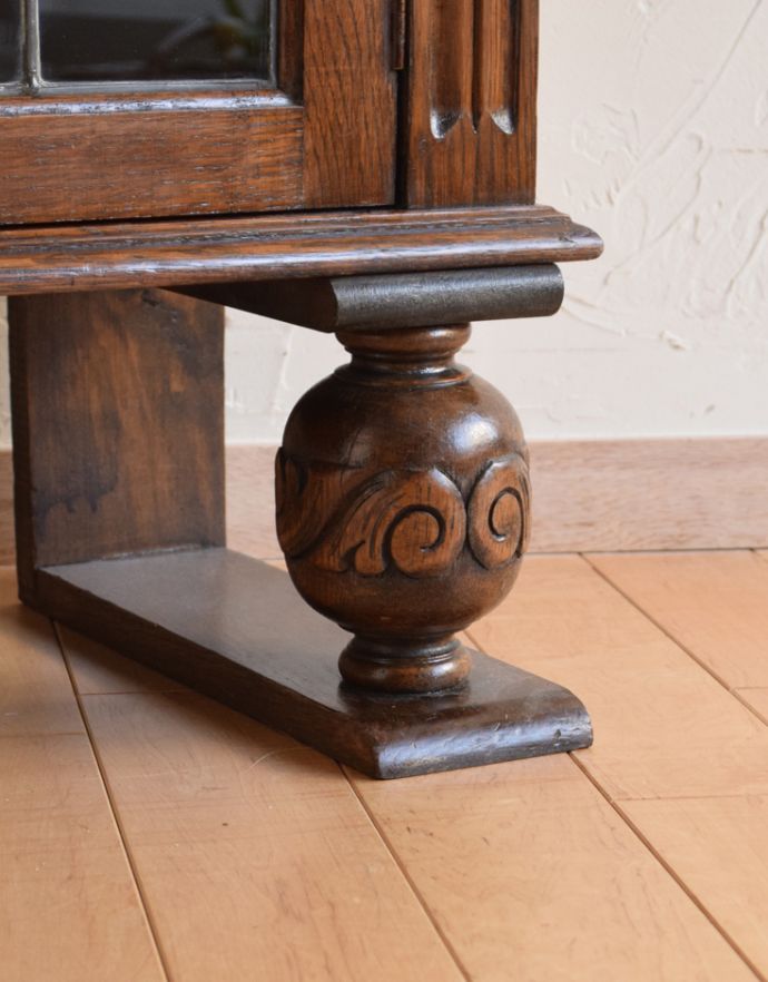 アンティークのキャビネット　アンティーク家具　ステンドグラス入りの英国のアンティークブックケース（本棚）。美しいカッティングの脚がしっかり支えます。(q-627-f)