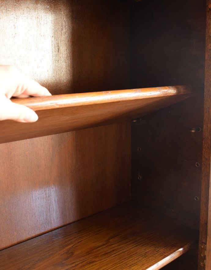 アンティークのキャビネット　アンティーク家具　ステンドグラス入りの英国のアンティークブックケース（本棚）。ガラス戸内の棚板は、取り外すことも可能です。(q-627-f)