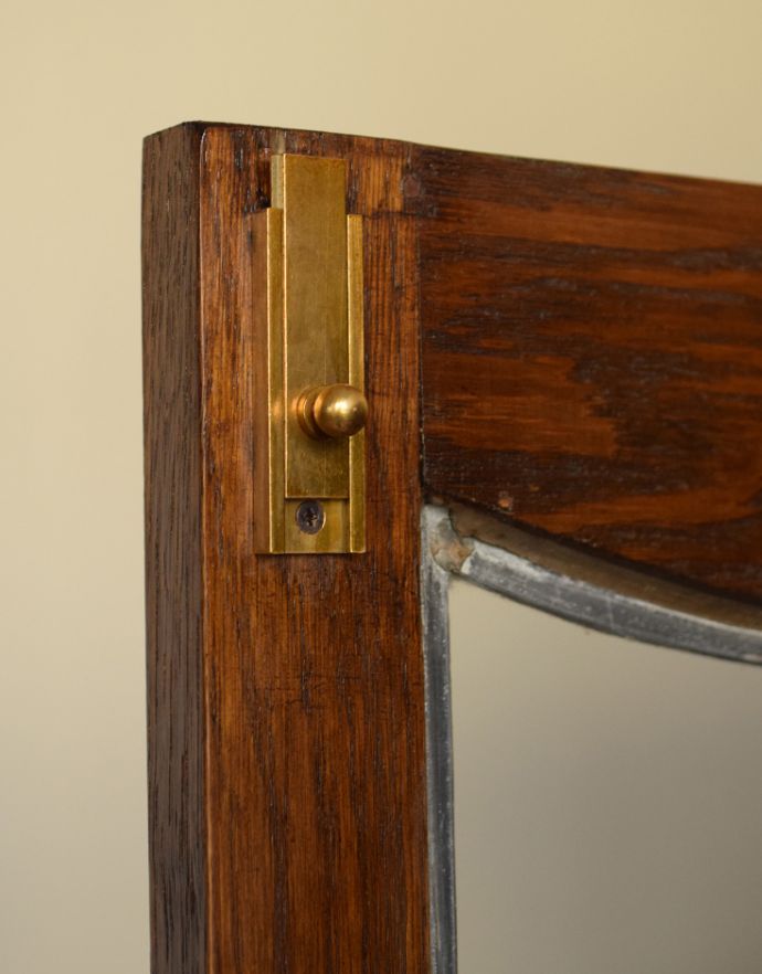 アンティークのキャビネット　アンティーク家具　ステンドグラス入りの英国のアンティークブックケース（本棚）。扉内には、ドアストッパーが上下２ヶ所に付いています。(q-627-f)