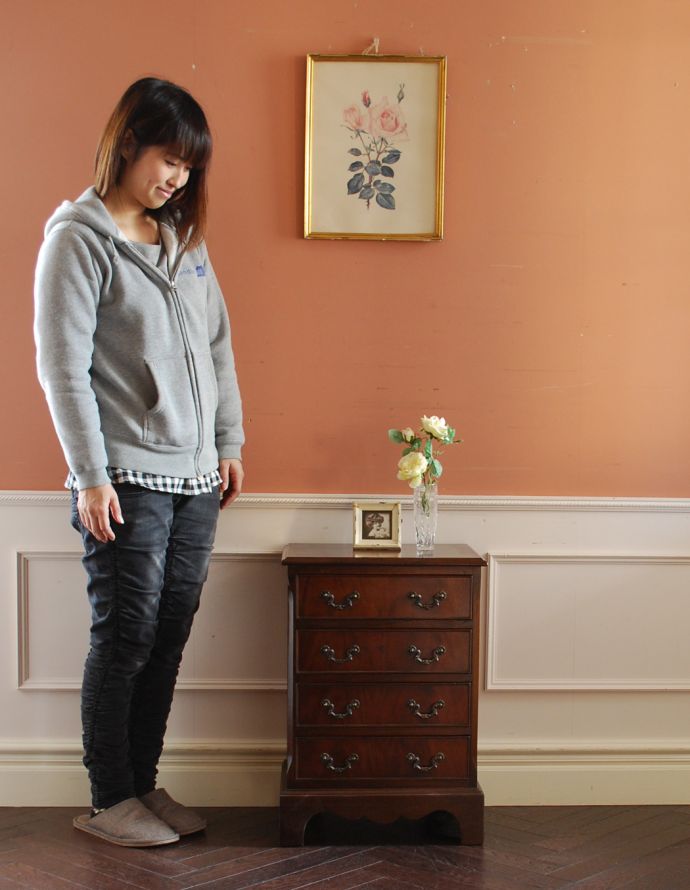 アンティークのチェスト　アンティーク家具　ベッドルームで使えるアンティーク家具、英国輸入のスモールチェスト。とっても可愛いチェスト。(q-628-f)