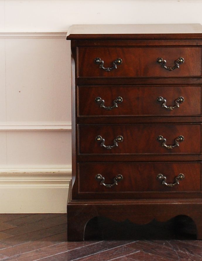 アンティークのチェスト　アンティーク家具　ベッドルームで使えるアンティーク家具、英国輸入のスモールチェスト。とても美しいマホガニーの木目です。(q-628-f)