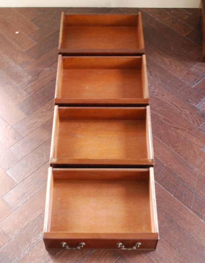 アンティークのチェスト　アンティーク家具　ベッドルームで使えるアンティーク家具、英国輸入のスモールチェスト。引き出しは４杯。(q-628-f)