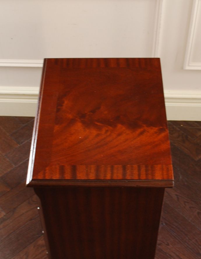 アンティークのチェスト　アンティーク家具　ベッドルームで使えるアンティーク家具、英国輸入のスモールチェスト。天板も木目がとってもキレイです。(q-628-f)