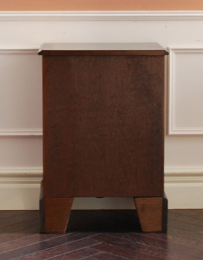 アンティークのチェスト　アンティーク家具　ベッドルームで使えるアンティーク家具、英国輸入のスモールチェスト。裏側もキチンと仕上げているので、キレイな状態です。(q-628-f)