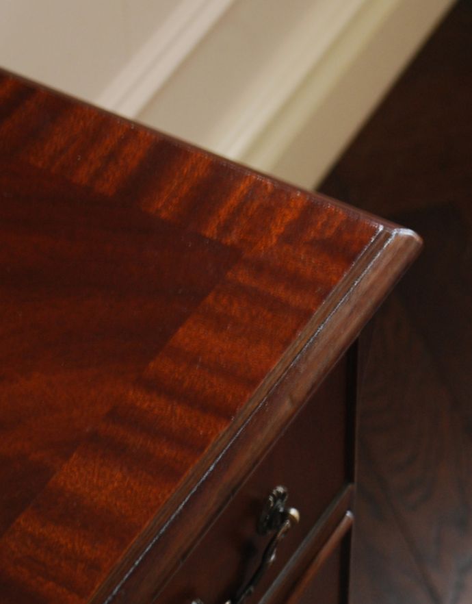 アンティークのチェスト　アンティーク家具　ベッドルームで使えるアンティーク家具、英国輸入のスモールチェスト。上品な彫に、なんとも高級感が感じられます。(q-628-f)