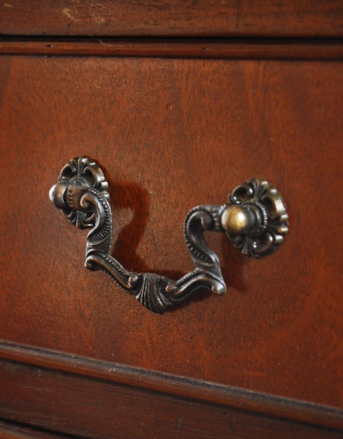 アンティークのチェスト　アンティーク家具　ベッドルームで使えるアンティーク家具、英国輸入のスモールチェスト。高級感のある扉の取っ手。(q-628-f)