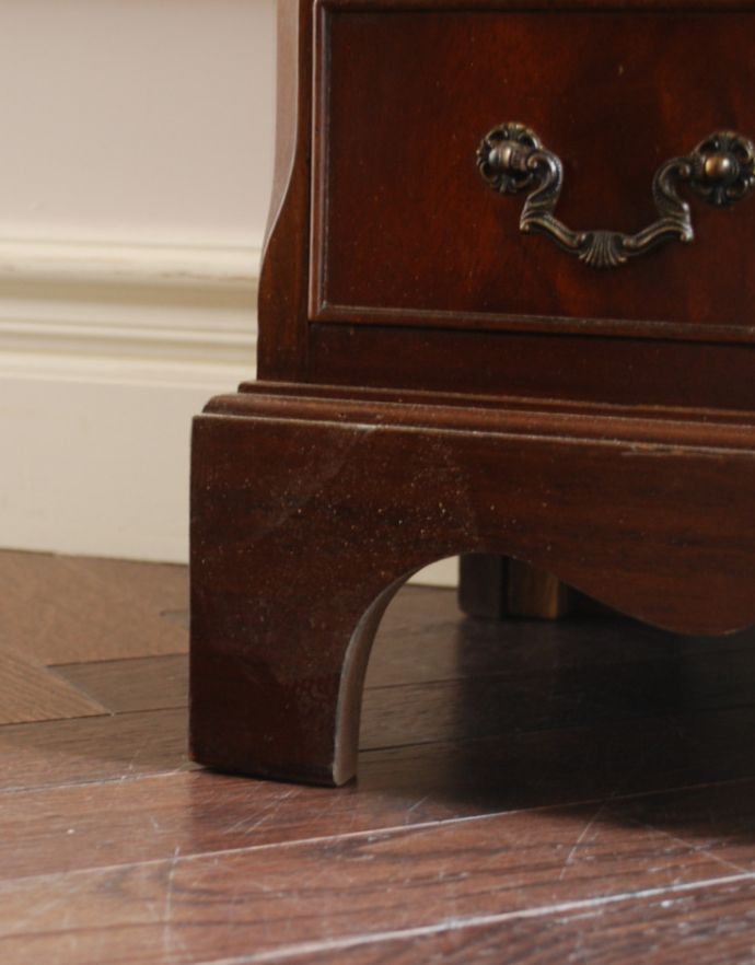 アンティークのチェスト　アンティーク家具　ベッドルームで使えるアンティーク家具、英国輸入のスモールチェスト。上品なラインの脚がしっかりとキャビネットを支えます。(q-628-f)