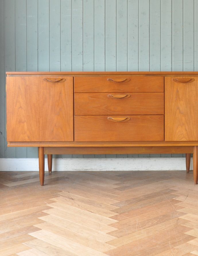 サイドボード　アンティーク家具　北欧スタイルのシンプルなイギリスの家具、チーク材のヴィンテージサイドボード。リビングで電話などの置き場所として使っても最適です。(q-630-f)