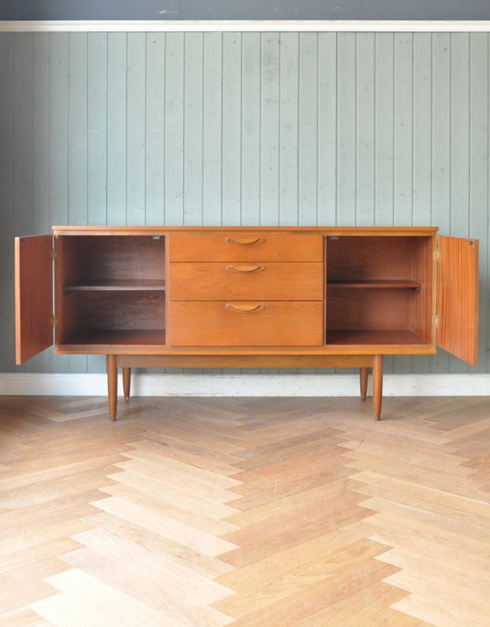 サイドボード　アンティーク家具　北欧スタイルのシンプルなイギリスの家具、チーク材のヴィンテージサイドボード。扉の奥はたっぷり収納。(q-630-f)