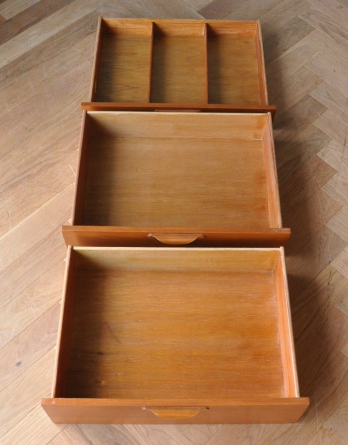 サイドボード　アンティーク家具　北欧スタイルのシンプルなイギリスの家具、チーク材のヴィンテージサイドボード。引き出しがあるので細かいものもしまえます。(q-630-f)