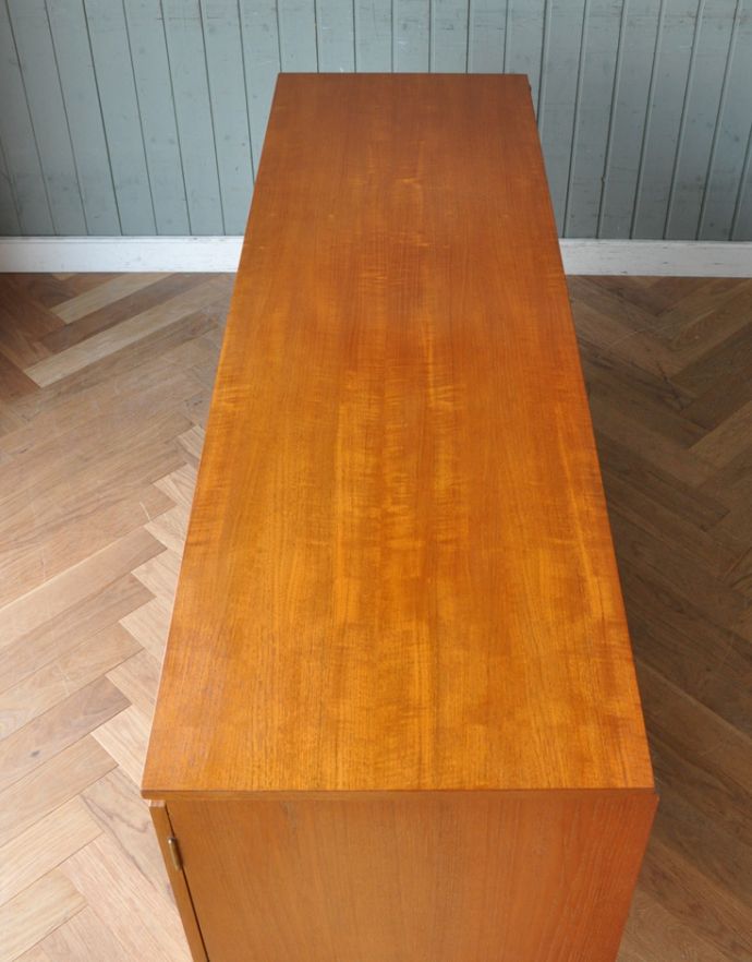 サイドボード　アンティーク家具　北欧スタイルのシンプルなイギリスの家具、チーク材のヴィンテージサイドボード。天板もキレイに塗装を仕上げました。(q-630-f)