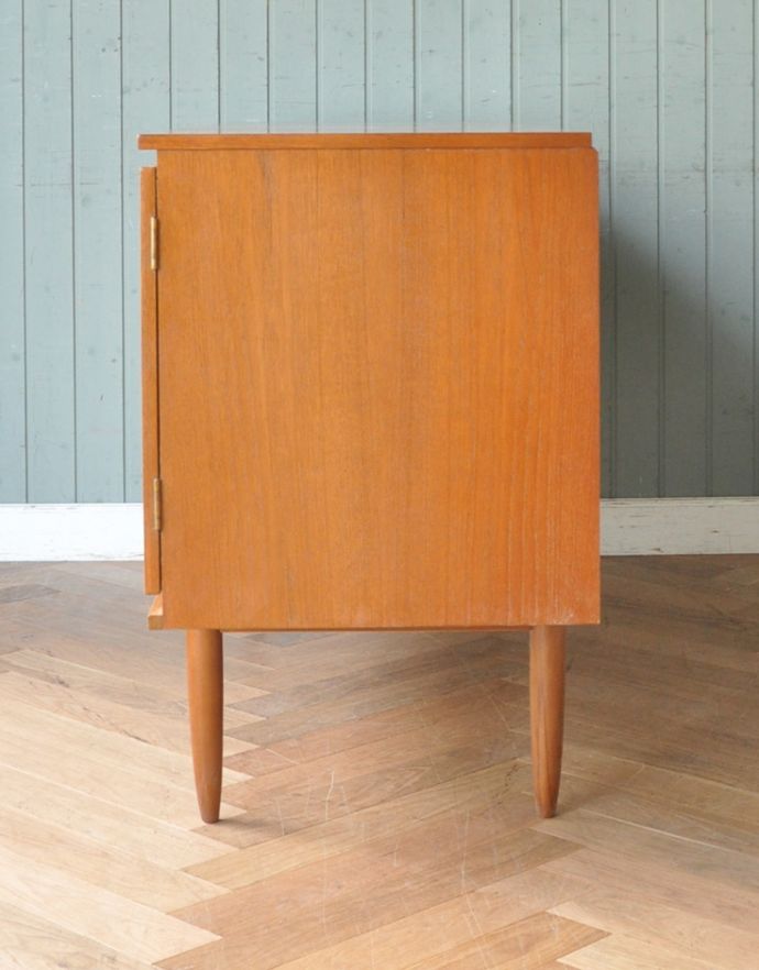 サイドボード　アンティーク家具　北欧スタイルのシンプルなイギリスの家具、チーク材のヴィンテージサイドボード。サイドから見てもキレイな状態です。(q-630-f)