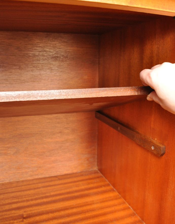 サイドボード　アンティーク家具　北欧スタイルのシンプルなイギリスの家具、チーク材のヴィンテージサイドボード。棚板が付いているのできちんと整理整頓ができます。(q-630-f)