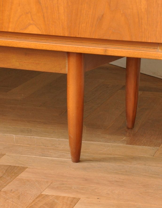 サイドボード　アンティーク家具　北欧スタイルのシンプルなイギリスの家具、チーク材のヴィンテージサイドボード。きちんと支えます。(q-630-f)