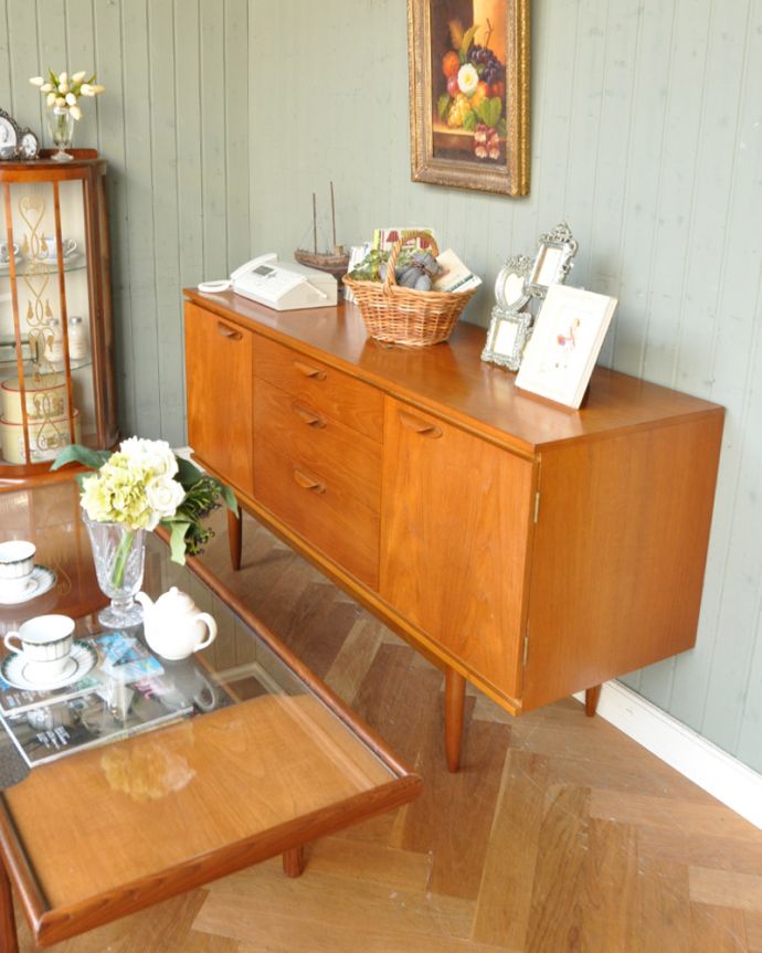 サイドボード　アンティーク家具　北欧スタイルのシンプルなイギリスの家具、チーク材のヴィンテージサイドボード。実用的に使えるおシャレなスッキリデザインインテリアをジャマする大きなテレビも、この上に乗せればカッコよく見えてきます。(q-630-f)