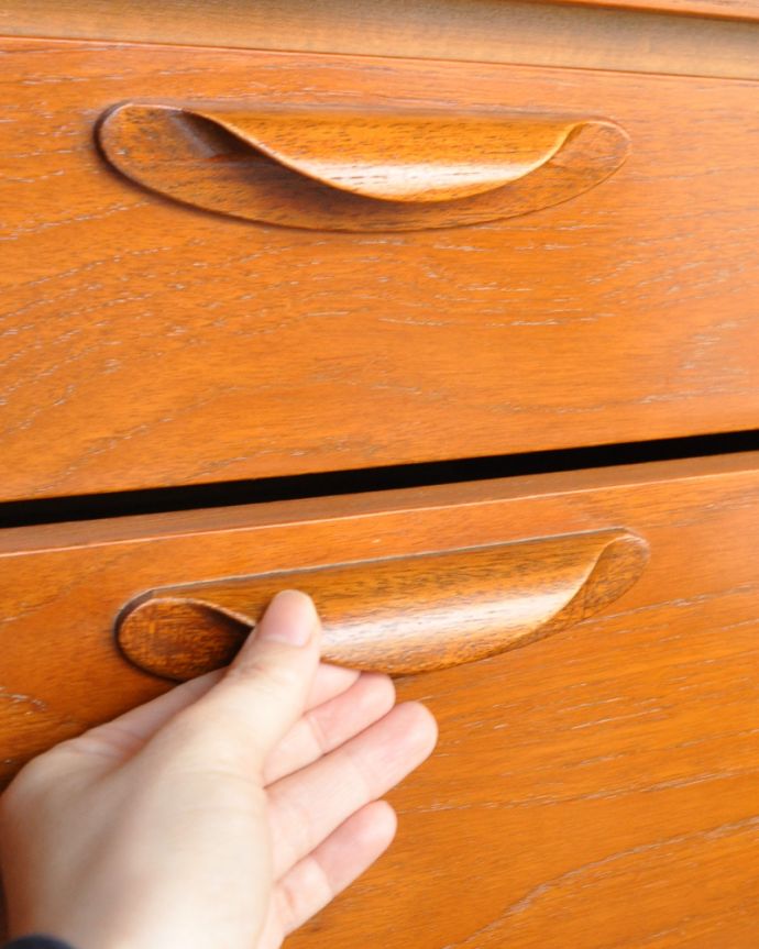 サイドボード　アンティーク家具　北欧スタイルのシンプルなイギリスの家具、チーク材のヴィンテージサイドボード。シンプルながら、凝ったデザインの使いやすい取っ手です。(q-630-f)