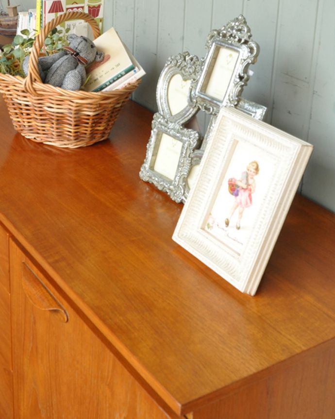 サイドボード　アンティーク家具　北欧スタイルのシンプルなイギリスの家具、チーク材のヴィンテージサイドボード。天板もキレイ！実用的に使って下さい。(q-630-f)