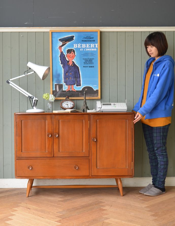 アーコールの家具　アンティーク家具　北欧スタイルに似合うアーコール社のアンティークサイドボード。家電もオシャレに見えてしまうので、リビングで電話を置いたり、ダイニングで食器をしまったりと実用性もバッチリです！（モデルの身長は160cmです）。(q-631-f)