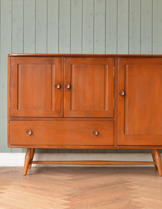 アーコールの家具　アンティーク家具　北欧スタイルに似合うアーコール社のアンティークサイドボード。アーコールらしい可愛い脚がポイント！軽やかな印象です。(q-631-f)