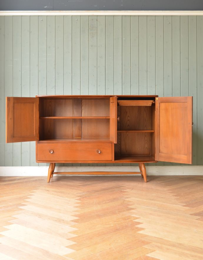 アーコールの家具　アンティーク家具　北欧スタイルに似合うアーコール社のアンティークサイドボード。扉の奥はたっぷり収納。(q-631-f)