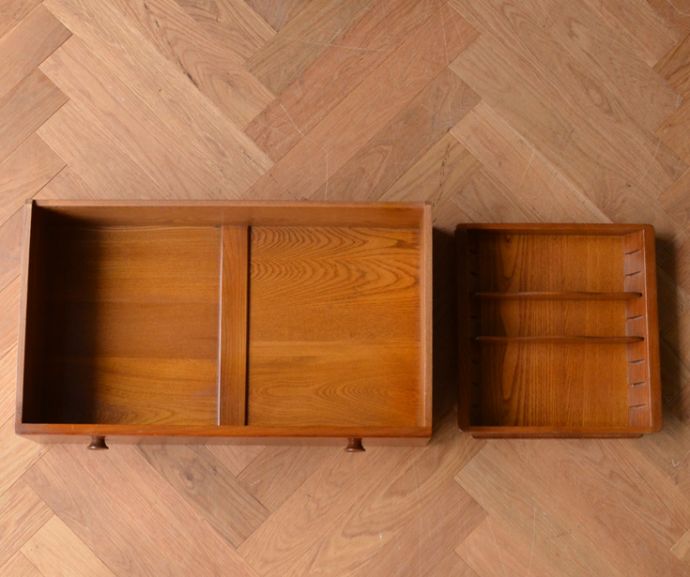 アーコールの家具　アンティーク家具　北欧スタイルに似合うアーコール社のアンティークサイドボード。大きな引き出しがあるのでタオル類や細かいものも片付きます。(q-631-f)