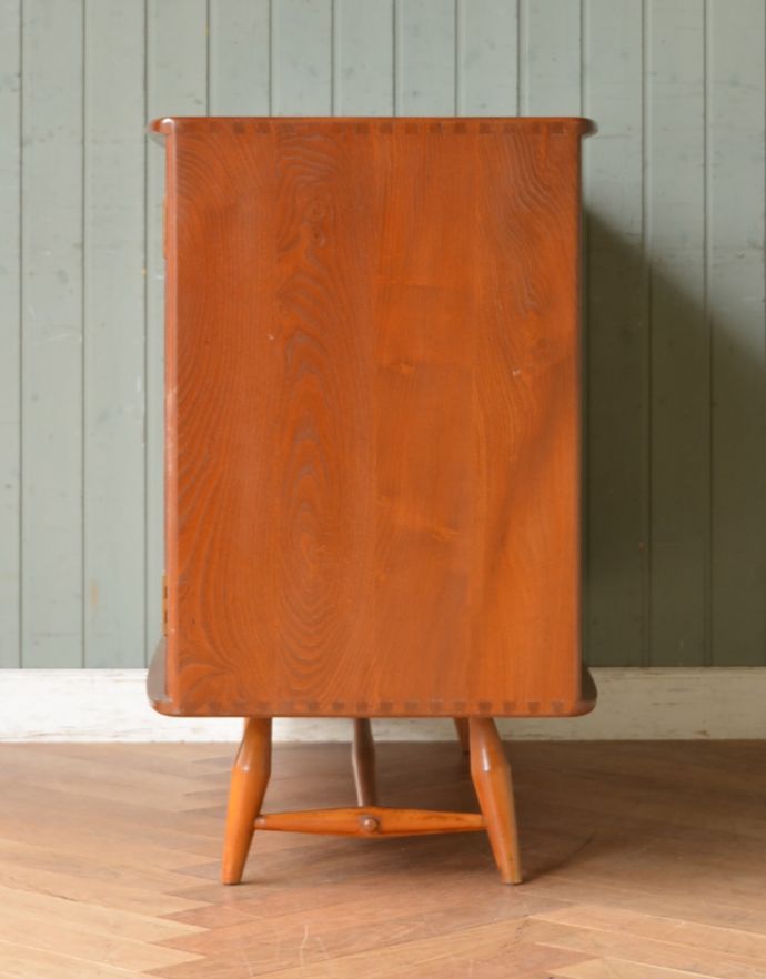 アーコールの家具　アンティーク家具　北欧スタイルに似合うアーコール社のアンティークサイドボード。サイドから見てもキレイな状態です。(q-631-f)