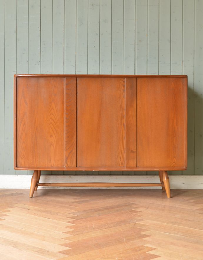 アーコールの家具　アンティーク家具　北欧スタイルに似合うアーコール社のアンティークサイドボード。きちんとメンテナンスしてあるので、裏側もキレイです。(q-631-f)