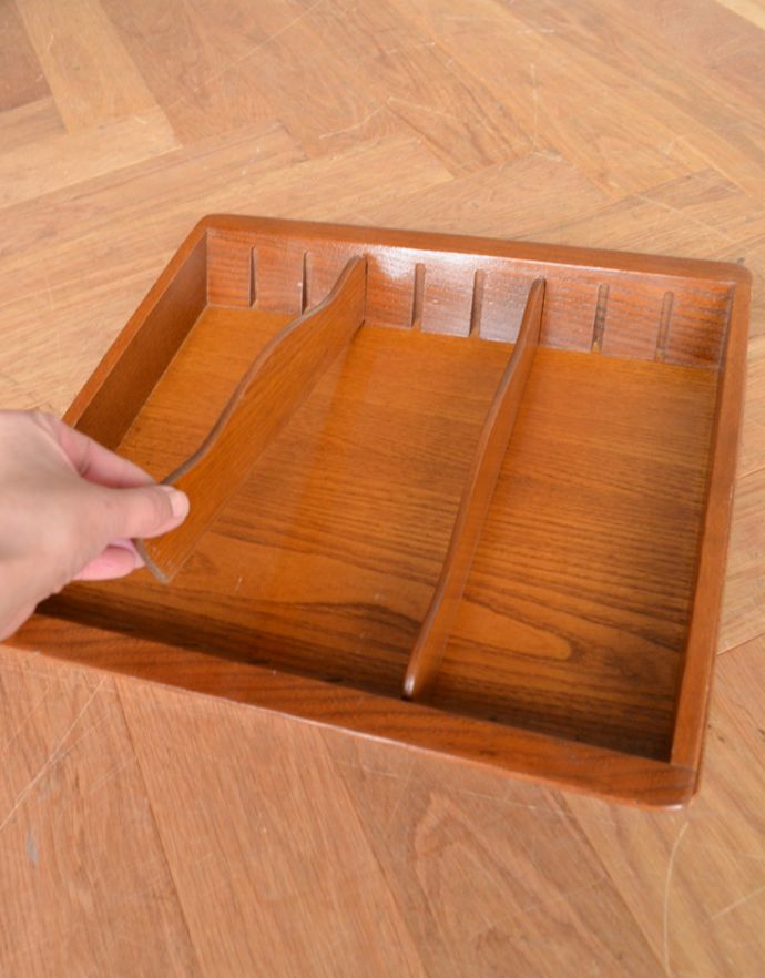 アーコールの家具　アンティーク家具　北欧スタイルに似合うアーコール社のアンティークサイドボード。引き出し内の仕切り板は取り外しができます。(q-631-f)