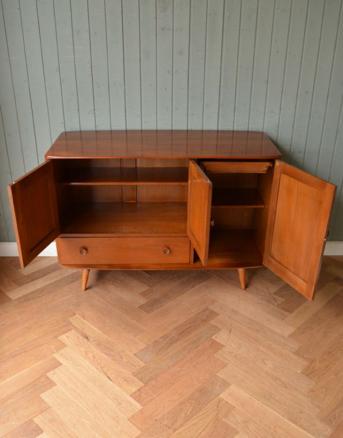 アーコールの家具　アンティーク家具　北欧スタイルに似合うアーコール社のアンティークサイドボード。棚板が付いているのできちんと整理整頓ができます。(q-631-f)