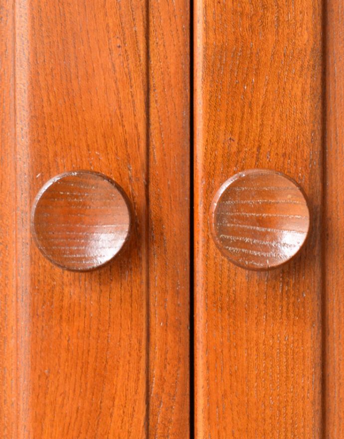 アーコールの家具　アンティーク家具　北欧スタイルに似合うアーコール社のアンティークサイドボード。とってもオシャレな木の取っ手。(q-631-f)