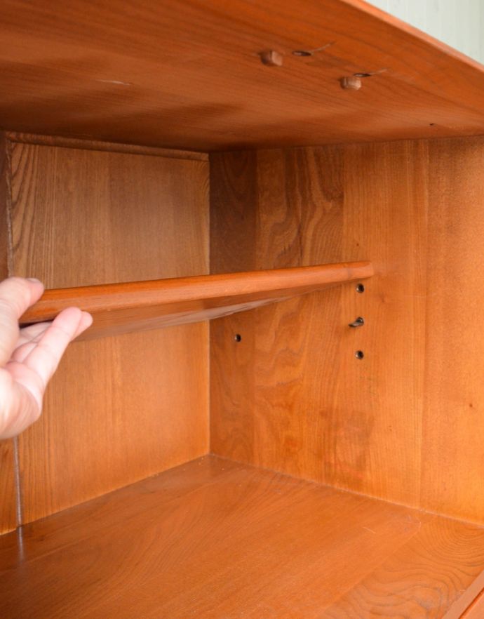 アーコールの家具　アンティーク家具　北欧スタイルに似合うアーコール社のアンティークサイドボード。棚板は可動です。(q-631-f)