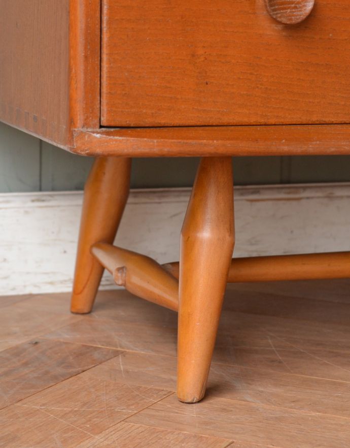 アーコールの家具　アンティーク家具　北欧スタイルに似合うアーコール社のアンティークサイドボード。アーコールの脚は細くて優しいイメージの形。(q-631-f)