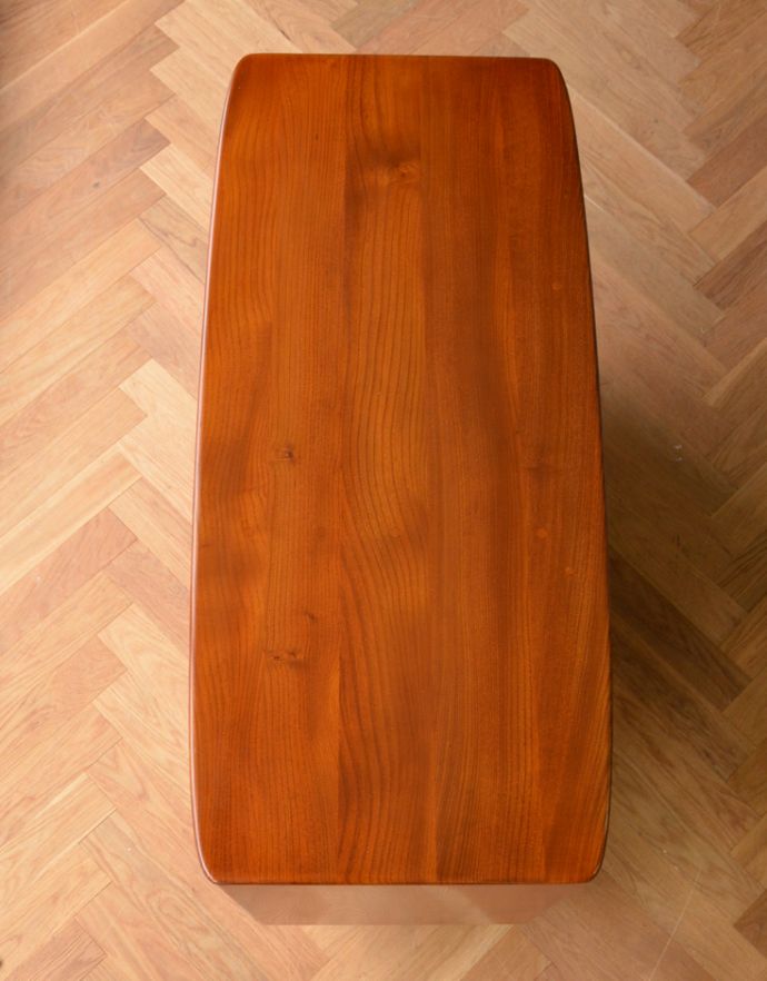 アーコールの家具　アンティーク家具　北欧スタイルに似合うアーコール社のアンティークサイドボード。天板もピカピカにお直ししました。(q-631-f)