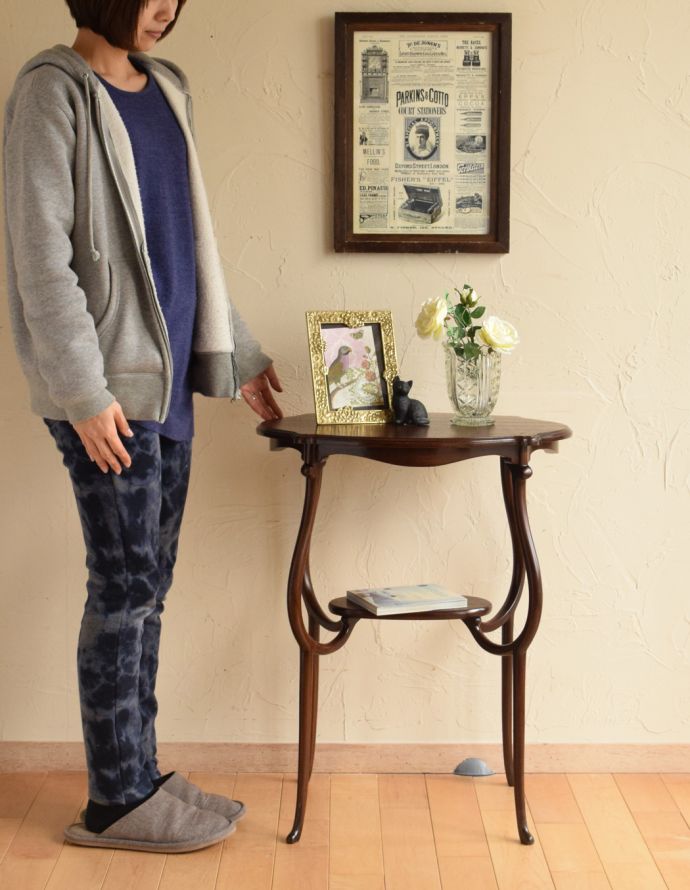 ロイドテーブル　アンティーク家具　アンティークのマホガニー材を使った英国家具、スタイル抜群のオケージョナルテーブル。お部屋の片隅に置いてあるだけでオシャレな空気に！お茶の時間、パソコンや書き物、すべてこのテーブルでバッチリです。(q-632-f)