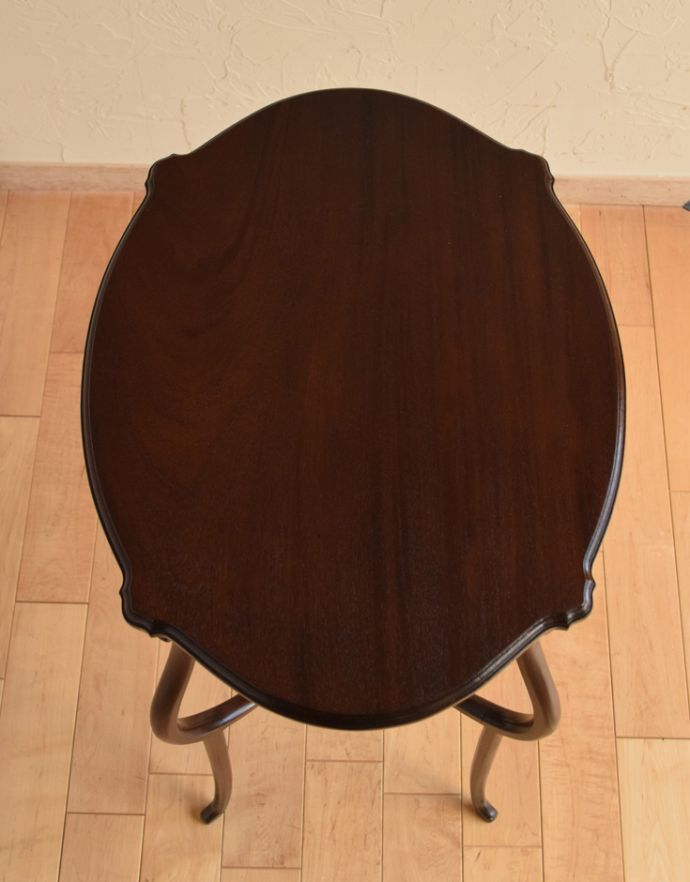 ロイドテーブル　アンティーク家具　アンティークのマホガニー材を使った英国家具、スタイル抜群のオケージョナルテーブル。天板もキレイに仕上げました。(q-632-f)