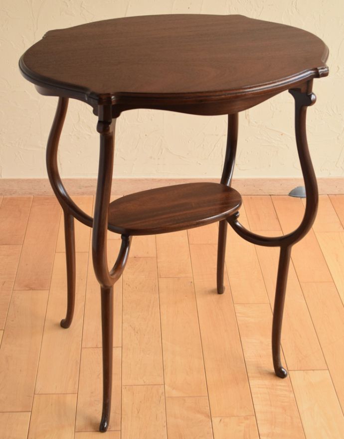 ロイドテーブル　アンティーク家具　アンティークのマホガニー材を使った英国家具、スタイル抜群のオケージョナルテーブル。下にはちょっとした物置があります。(q-632-f)