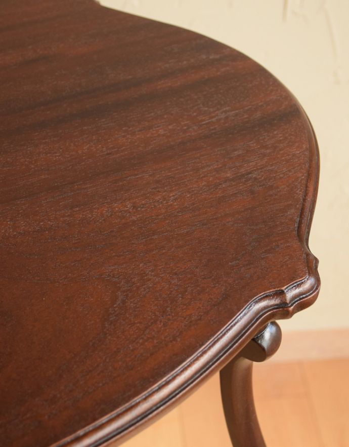 ロイドテーブル　アンティーク家具　アンティークのマホガニー材を使った英国家具、スタイル抜群のオケージョナルテーブル。天板の角は、丸く仕上がっています。(q-632-f)