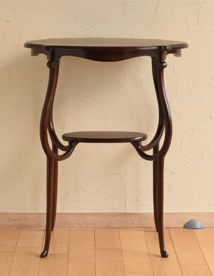 ロイドテーブル　アンティーク家具　アンティークのマホガニー材を使った英国家具、スタイル抜群のオケージョナルテーブル。きちんとメンテナンスしてあるので、裏側もキレイです。(q-632-f)