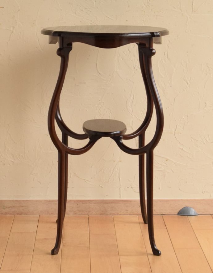 ロイドテーブル　アンティーク家具　アンティークのマホガニー材を使った英国家具、スタイル抜群のオケージョナルテーブル。繊細なシルエットです。(q-632-f)