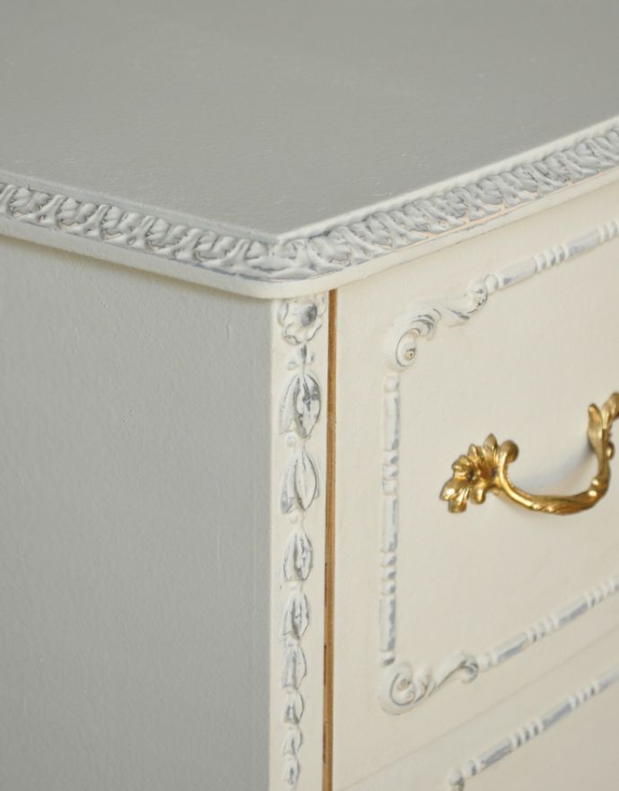 アンティークのチェスト　アンティーク家具　スタイルバツグンのアンティーク家具、フランスの美しいチェストオブドロワーズ。角にも装飾がたっぷり！天板の縁にも可愛い飾りがあります。(q-633-f)