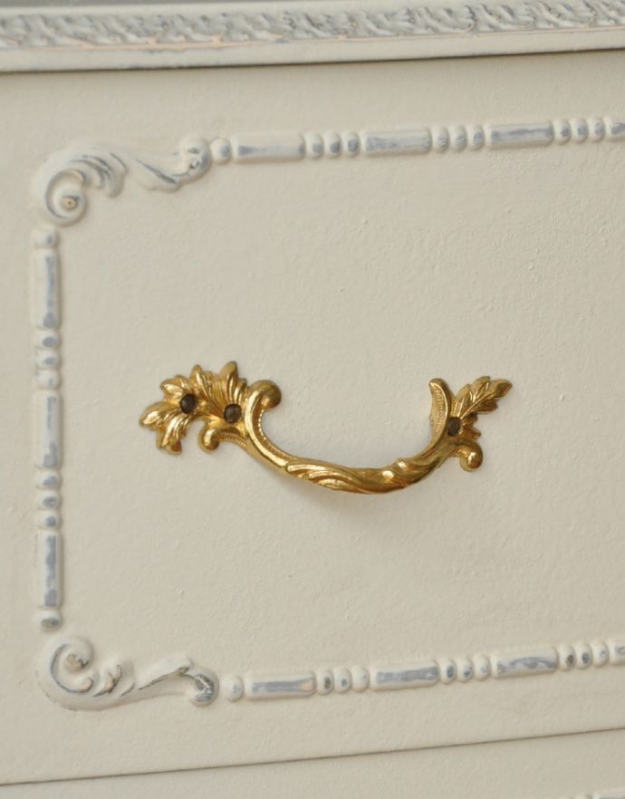 アンティークのチェスト　アンティーク家具　スタイルバツグンのアンティーク家具、フランスの美しいチェストオブドロワーズ。引き出しの取っ手は蔦のような凝ったデザイン。(q-633-f)