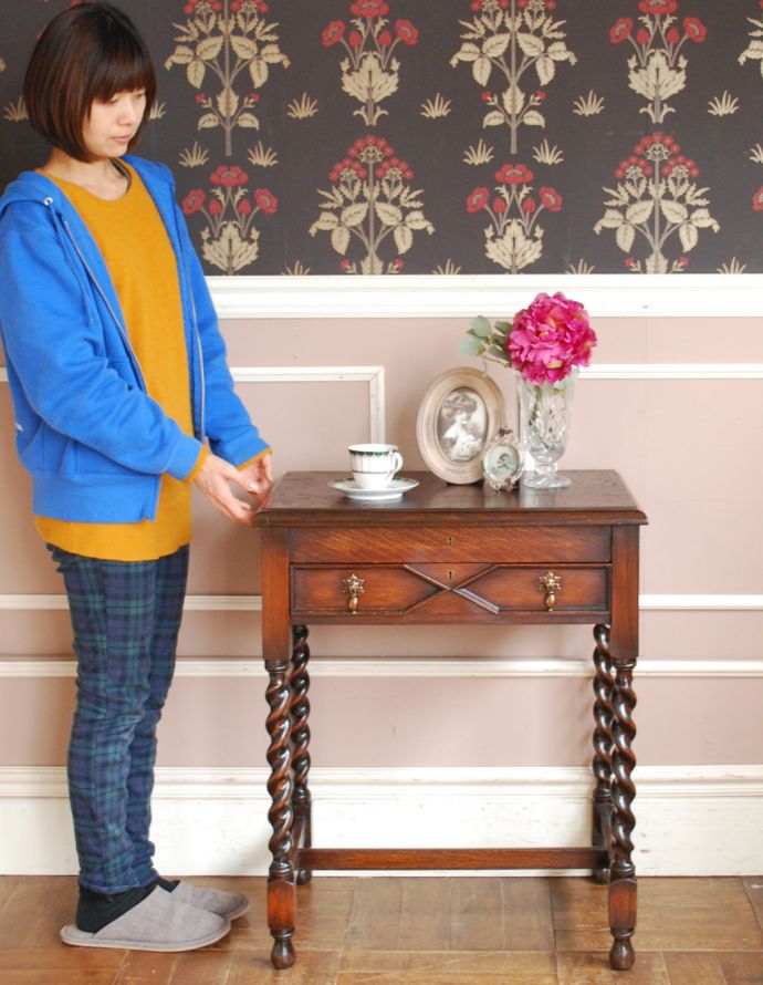 ロイドテーブル アンティーク家具 玄関で使える英国のアンティーク家具、鍵付きのホールテーブル。お部屋の片隅に置いてあるだけでオシャレな空気に!(モデルの身長は160cmです)。(q-634-f)