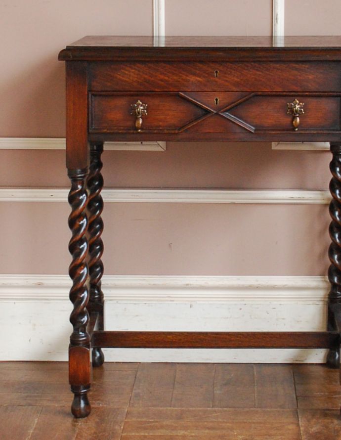 ロイドテーブル アンティーク家具 玄関で使える英国のアンティーク家具、鍵付きのホールテーブル。書き物やパソコン、お化粧も!オールマイティに活躍します。(q-634-f)