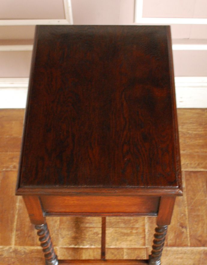 ロイドテーブル アンティーク家具 玄関で使える英国のアンティーク家具、鍵付きのホールテーブル。天板もキレイに仕上げました。(q-634-f)