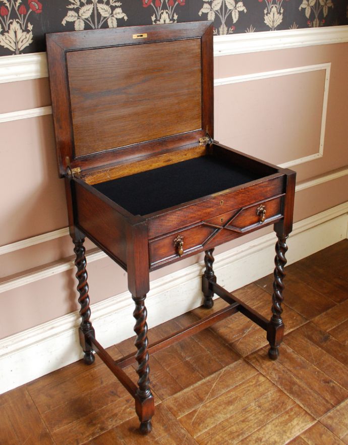 ロイドテーブル アンティーク家具 玄関で使える英国のアンティーク家具、鍵付きのホールテーブル。天板が開く中々出会えないタイプのホールテーブルです。(q-634-f)