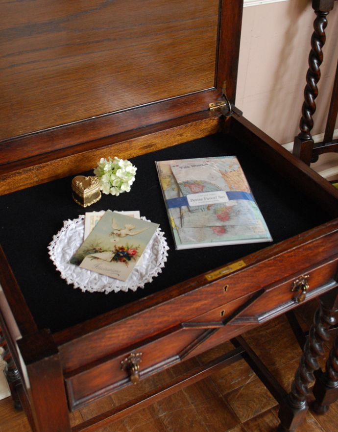 ロイドテーブル アンティーク家具 玄関で使える英国のアンティーク家具、鍵付きのホールテーブル。開けたまま、ショップの様にディスプレイを楽しんでも素敵です。(q-634-f)