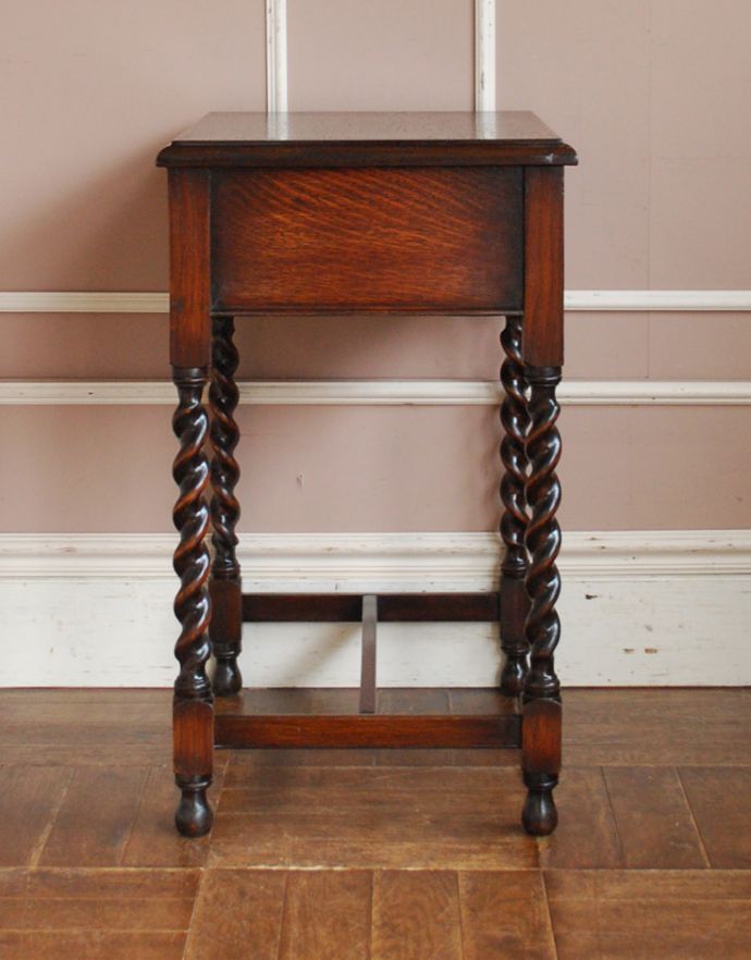 ロイドテーブル アンティーク家具 玄関で使える英国のアンティーク家具、鍵付きのホールテーブル。どこでも使える便利なホールテーブル。(q-634-f)