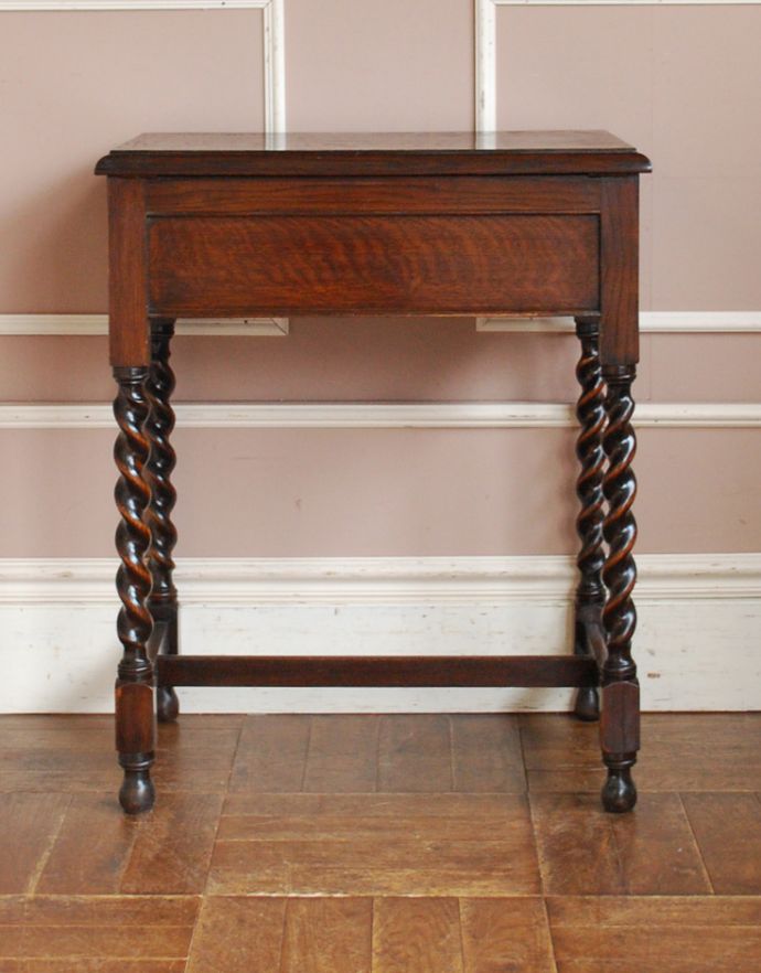 ロイドテーブル アンティーク家具 玄関で使える英国のアンティーク家具、鍵付きのホールテーブル。きちんとメンテナンスしてあるので、裏側もキレイです。(q-634-f)