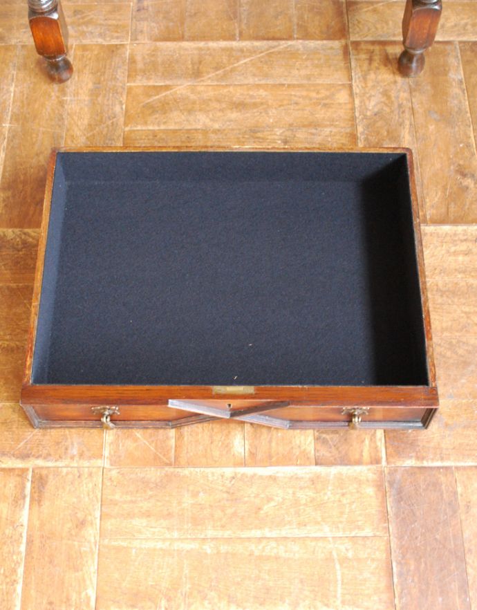 ロイドテーブル アンティーク家具 玄関で使える英国のアンティーク家具、鍵付きのホールテーブル。引き出しが1杯付いています。(q-634-f)